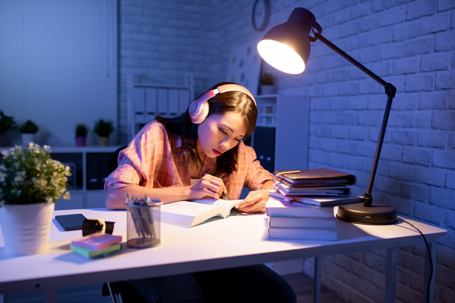 Menina estudando em ambiente agradável a noite. Técnicas de memorização.