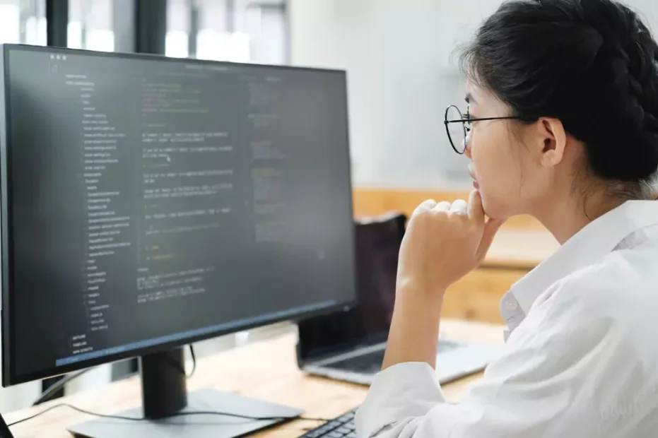moça analisando linguagem de programação