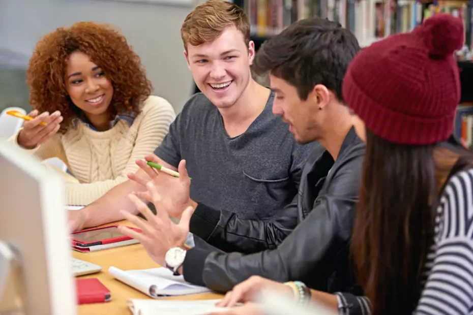 alunos estudando em biblioteca