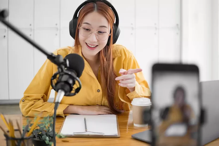 moça radialista gravando podcast