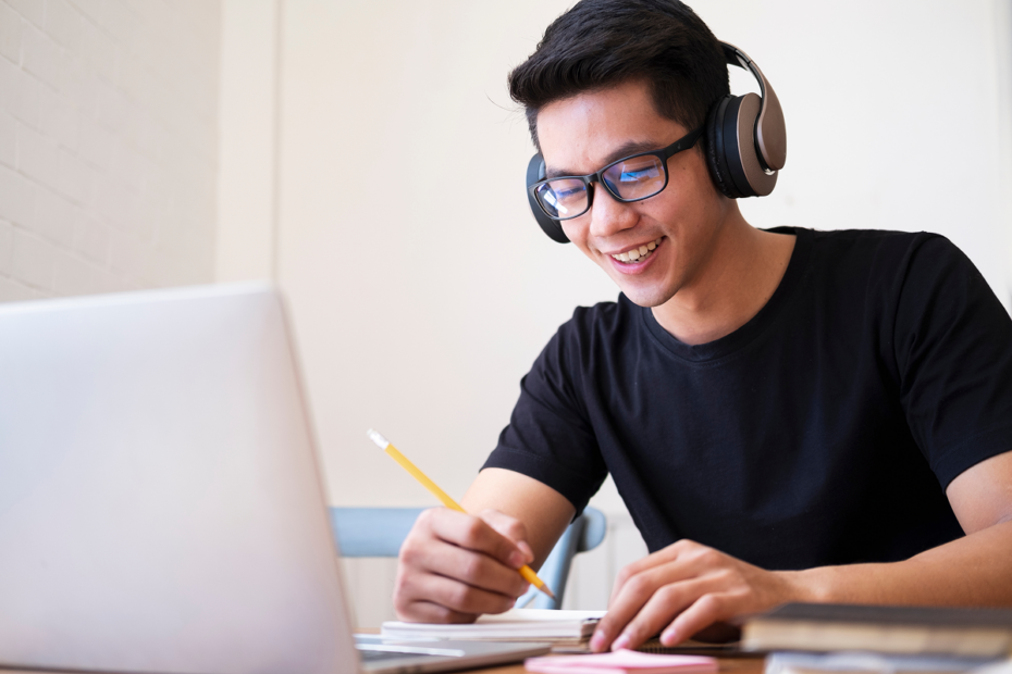 Homem estudando. Revisao espacada.