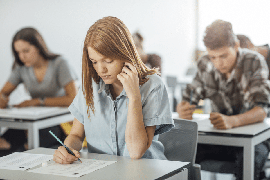 Jovem fazendo prova do enem. Linguagens códigos e suas tecnologias.