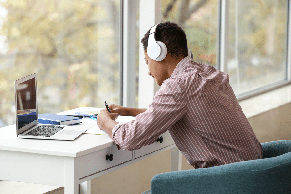 Jovem estudando em casa em frente ao computador. Linguagens códigos e suas tecnologias.