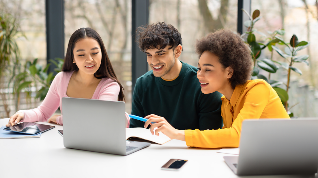 Jovens estudando juntos em frente ao computador. Linguagens códigos e suas tecnologias.